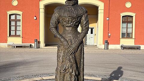 Die Statue von Kaiserin Elisabeth begrüßt die Besucher schon vor dem Museum. Die Statue von Kaiserin Elisabeth begrüßt die Besucher schon vor dem Museum.