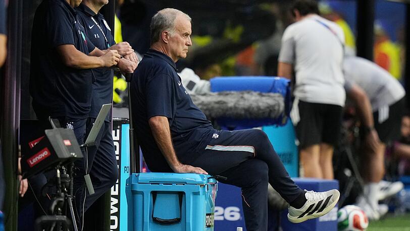 Uruguay Nationaltrainer Marcelo Bielsa verfolgte das Spiel meist auf einer Kühlbox sitzend. Uruguay Nationaltrainer Marcelo Bielsa verfolgte das Spiel meist auf einer Kühlbox sitzend.