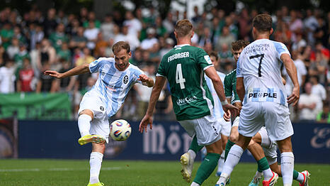 Michael Eberwein erzielt das zwischenzeitliche 1:1 gegen Schweinfurt.