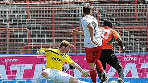 Kingsley Onuegbu sperrte mit seinen frühen Treffern (hier das 2:0) das Tor zur Relegation weit auf. . ., gereicht hat's trotzdem (noch) nicht.