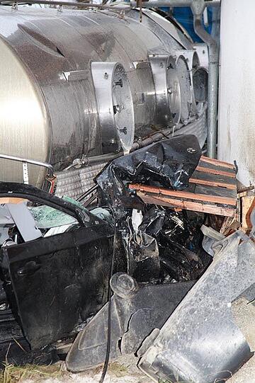 Ein mit 25 Tonnen Rahm beladener Lkw stößt am Sonntagmorgen mit einem BMW zusammen, stürzt in einen Graben und begräbt das Auto halb unter sich.