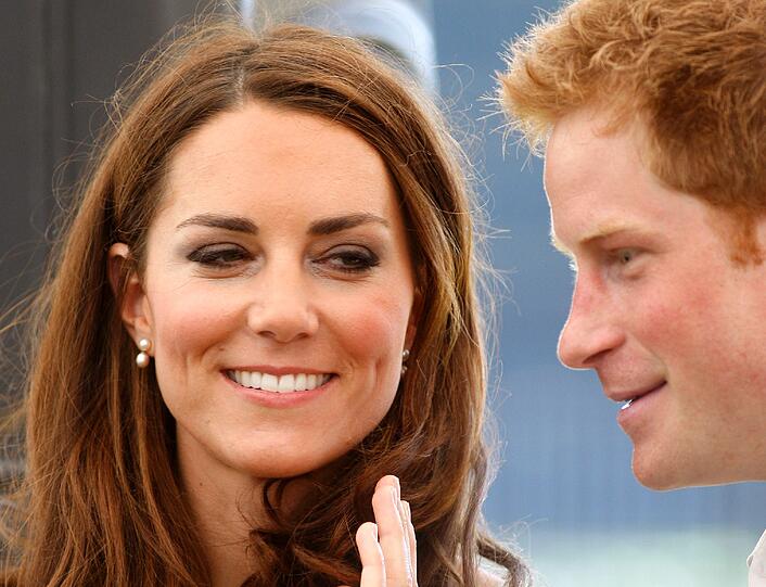 Tischtennis, Fußball, Judo - Prinzessin Kate ist bereit für die Olympischen Spiele. Gemeinsam mit Prinz William nahm sie gestern die Fackel in Empfang. Die Bilder.