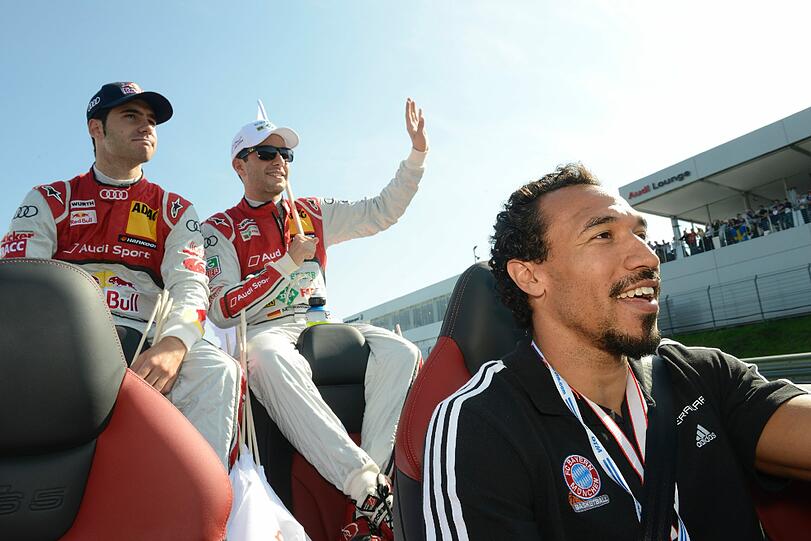Demond Greene chauffiert Mike Rockenfeller (rechts) und Miguel Molina zum Start.