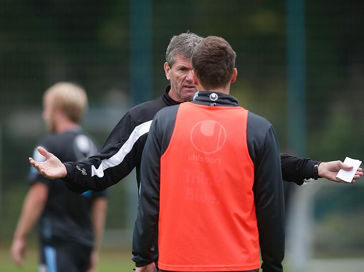 Der neue Löwen-Coach Friedhelm Funkel bei der ersten Trainingseinheit an der Grünwalder.