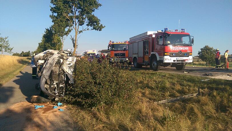 Ein 53-jähriger Autofahrer ist zwischen Wasserfall und Ansbach frontal in den Wagen eines Ehepaars gerast. Die Bilder der Unfallstelle.
