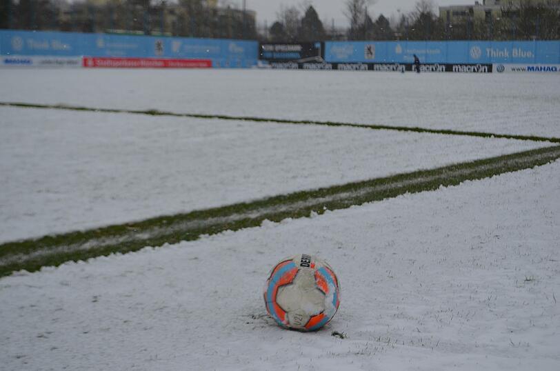 Die Löwen im Schnee: Der TSV 1860 musste am Freitag vor Beginn des Trainingslagers auf weißem - und nicht wie gewohnt auf grünem - Untergrund trainieren.