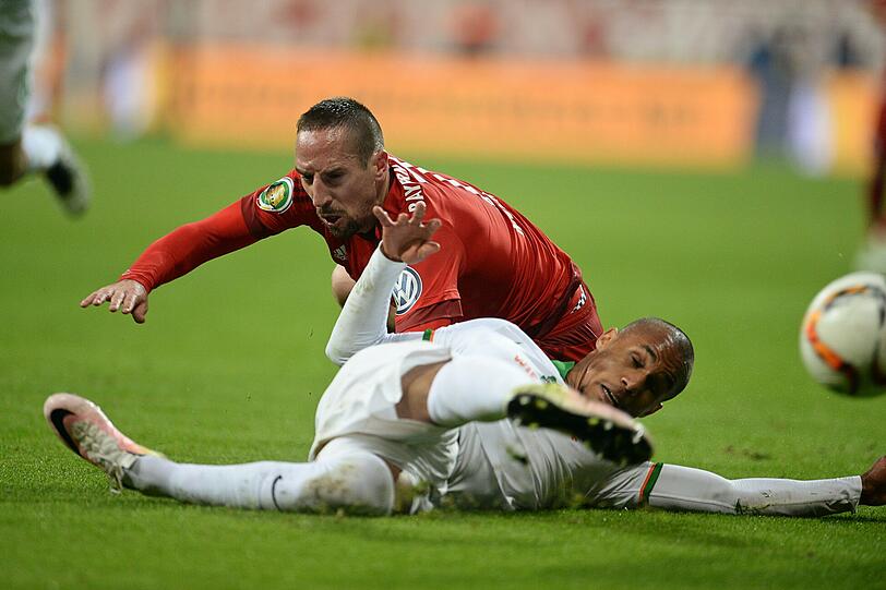 FRANCK RIBÉRY: NOTE 4.
Lief sich oft fest, legte viele Bälle uneigennützig ab, wirkte dadurch  
aber nicht (durch-)schlagkräftig genug. Versuchte es aber immer und  
immer wieder im Eins-gegen-Eins.