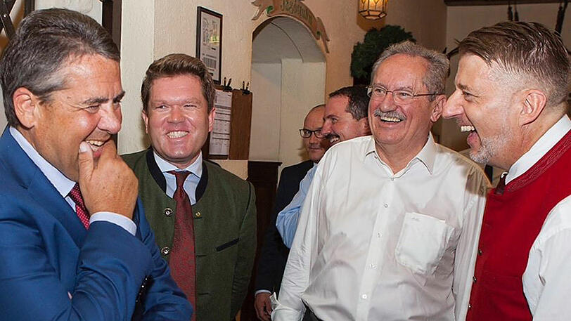 Launiger Vormittag (v. l.): Außenminister Sigmar Gabriel, Bundestagskandidat Florian Post, Alt-OB Christian Ude und Wirt Christian Vogler.