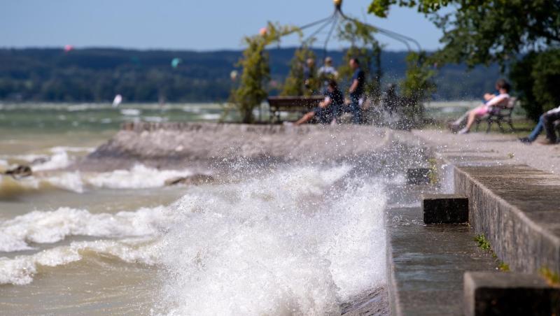 Ausflügler sitzen am Ufer des Ammersees. Foto: Sven Hoppe/dpa Ausflügler sitzen am Ufer des Ammersees. Foto: Sven Hoppe/dpa