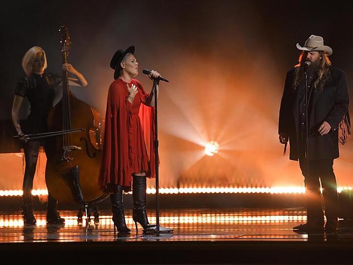 Im Duett: Pink und Chris Stapleton performen den Song "Love Me Anyway".