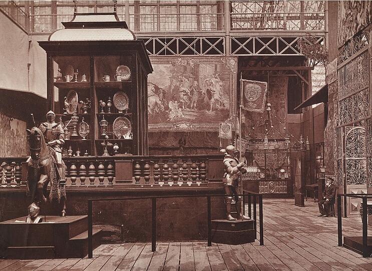 Im Inneren: In einer Ausstellung 1876 sind im Saal 1 Werke älterer Meister ausgestellt. Und Ritterrüstungen gibt's auch.