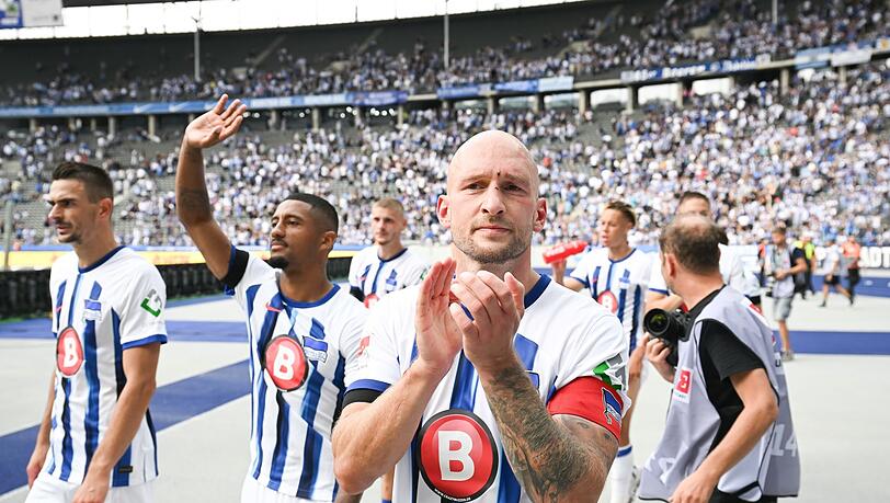 Herthas Toni Leistner (vorne) jubelt mit seinen Mitspielern.