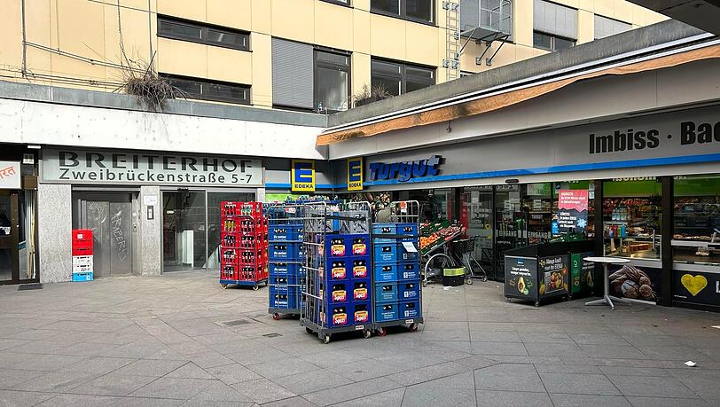 Der Edeka in der Breiterhof Passage. Etwas mehr Schüler kommen, seitdem Lidl weg ist, sagt der Filialleiter. Aber der Unterschied sei nicht groß. Der Edeka in der Breiterhof Passage. Etwas mehr Schüler kommen, seitdem Lidl weg ist, sagt der Filialleiter. Aber der Unterschied sei nicht groß.