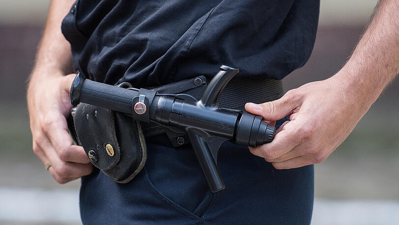 Ein Schlagstock gehört zur normalen Ausrüstung von Streifenpolizisten. (Symbolbild) Ein Schlagstock gehört zur normalen Ausrüstung von Streifenpolizisten. (Symbolbild)