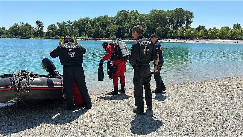 Taucher der Polizei begeben sich auf die Suche nach dem 29-Jährigen. Taucher der Polizei begeben sich auf die Suche nach dem 29-Jährigen.