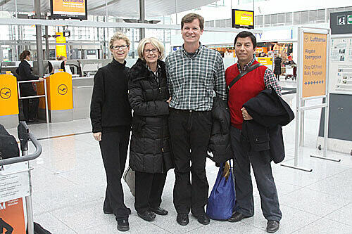 Linda, Susan und John Holloway fliegen mit ihrem Bekannten Otto Varges (v.l.) nach LA. Angstfrei.