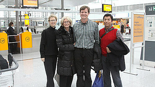 Linda, Susan und John Holloway fliegen mit ihrem Bekannten Otto Varges (v.l.) nach LA. Angstfrei. Linda, Susan und John Holloway fliegen mit ihrem Bekannten Otto Varges (v.l.) nach LA. Angstfrei.