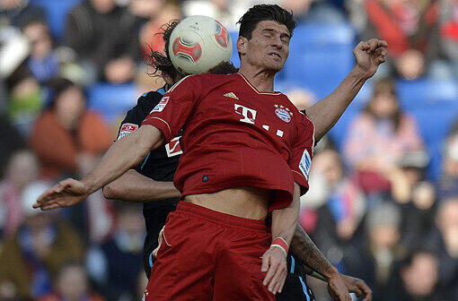 MARIO GOMEZ: Note 3. Der Liga-Stürmer. Der andere Mario, der Mandzukic, stürmt in den Cup-Bewerben. Verpasste erst eine gute Kopfball-Chance (36.), traf dann clever mit links (39.) - sein sechster Ligatreffer.