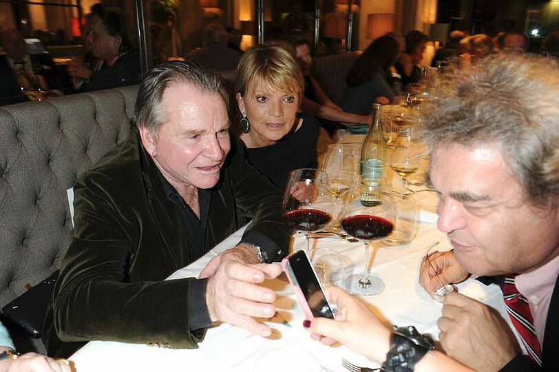 Fritz Wepper, Uschi Glas und Helmut Markwort (vorn) mit einem I-Phone.