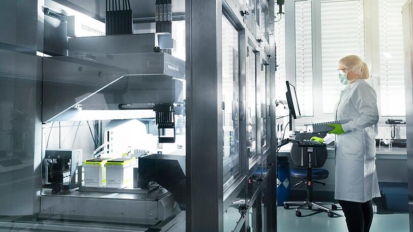 Eine Mitarbeiterin von Biontech steht im Labor des Unternehmens. Das Paul-Ehrlich-Institut (PEI) hat der Mainzer Firma erstmals in Deutschland eine Zulassung für die klinische Prüfung eines Impfstoff-Kandidaten gegen das neuartige Coronavirus erteilt.