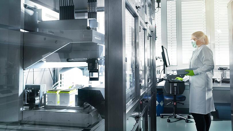 Eine Mitarbeiterin von Biontech steht im Labor des Unternehmens. Das Paul-Ehrlich-Institut (PEI) hat der Mainzer Firma erstmals in Deutschland eine Zulassung für die klinische Prüfung eines Impfstoff-Kandidaten gegen das neuartige Coronavirus erteilt. Eine Mitarbeiterin von Biontech steht im Labor des Unternehmens. Das Paul-Ehrlich-Institut (PEI) hat der Mainzer Firma erstmals in Deutschland eine Zulassung für die klinische Prüfung eines Impfstoff-Kandidaten gegen das neuartige Coronavirus erteilt.