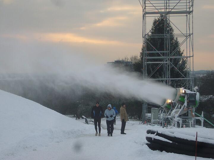 Gab es denn heuer noch nicht genug Schnee? Hier sorgt eine Schneemaschine für künstliches Weiß.