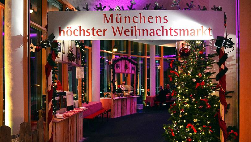 "Münchens höchster Weihnachtsmarkt" im 13. Stock des Mercedes-Benz Centers an der Donnersbergerbrücke. "Münchens höchster Weihnachtsmarkt" im 13. Stock des Mercedes-Benz Centers an der Donnersbergerbrücke.