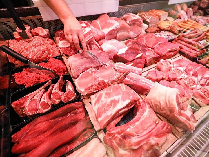 Schweinefleisch und Rindfleisch liegen in einer Fleischtheke in einem Supermarkt. Foto: Jan Woitas/dpa-Zentralbild/dpa/Symbolbild