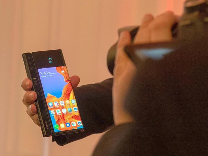 Das Huawei Mate X lässt sich zu einem in etwa quadratischen Tablet aufklappen.