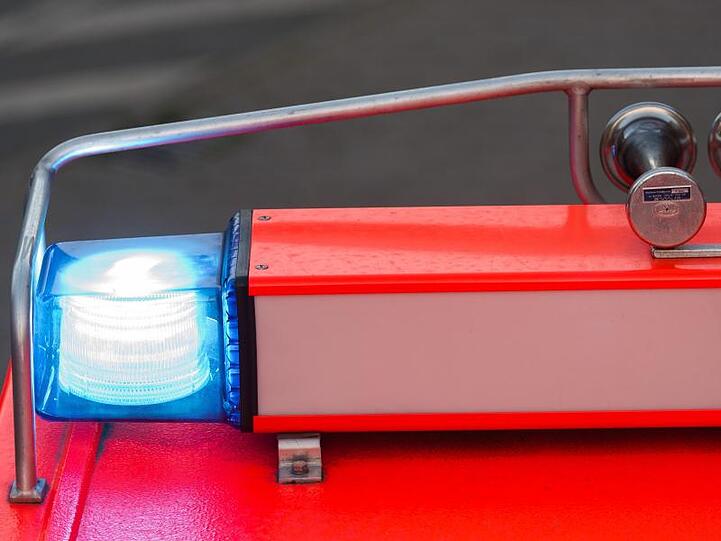 Ein Löschfahrzeug der Feuerwehr mit eingeschaltetem Blaulicht. Foto: Daniel Bockwoldt/dpa