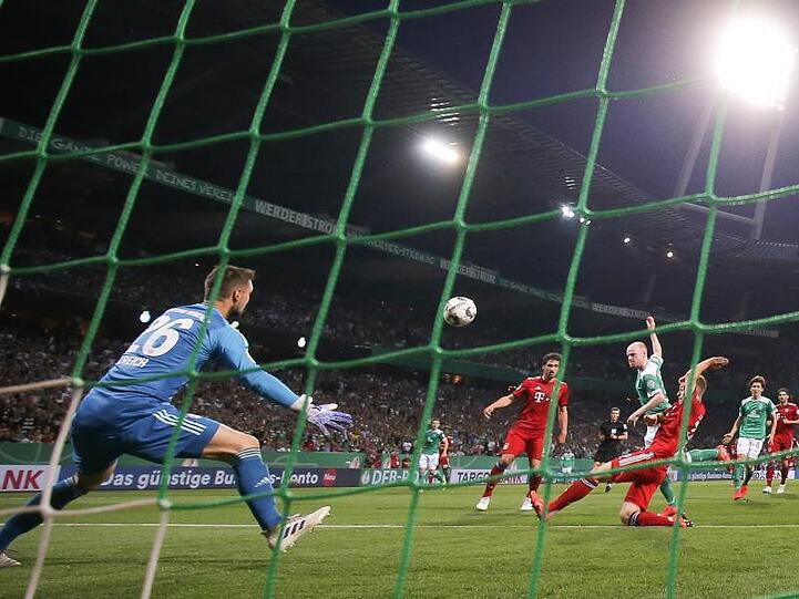 Bremens Davy Klaassen (hinten) scheitert mit einem Kopfball an Münchens Torwart Sven Ulreich.