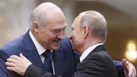 Alexander Lukaschenko (l) und Wladimir Putin treffen sich am Freitag in Sotschi am Schwarzen Meer.
