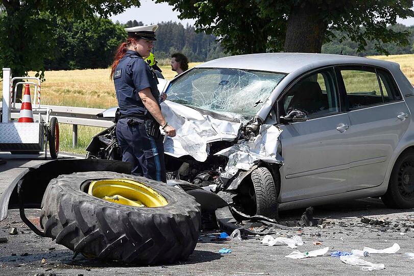 Bei dem Verkehrsunfall auf der B12 in Höhe Birkach kam am Dienstag ein 83-jähriger Traktorfahrer ums Leben.
