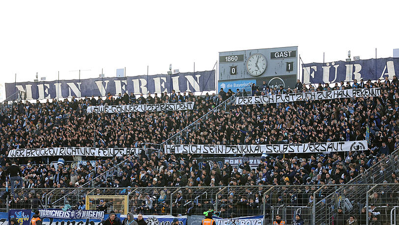 Spruchband der Löwen-Fans in der Westkurve an Hans Sitzberger: "Löwengönner, Vizepräsident, der sich plötzlich zur HAM bekennt – wer Brücken Richtung Feinde baut, hat sich sein Denkmal selbst versaut."