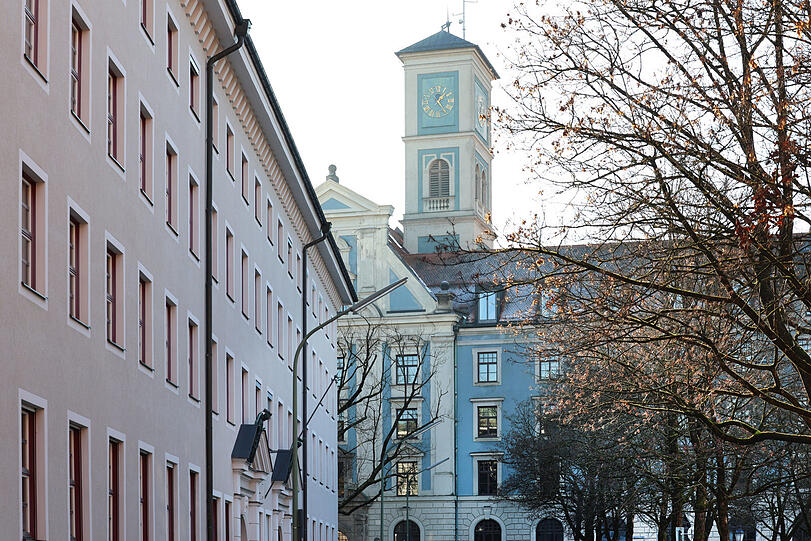 Wuchtig: der blaue Bau des Landratsamtes am Mariahilfplatz.