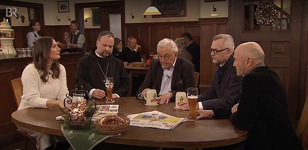 Illustre Runde beim "Sonntags-Stammtisch" vom BR: Finanzexpertin Anja Kohl, Benediktinerabt Nikodemus Schnabel, Journalist Hans Werner Kilz, Ex-SPD-Politiker Michael Roth und Ski-Legende Christian Neureuther.
