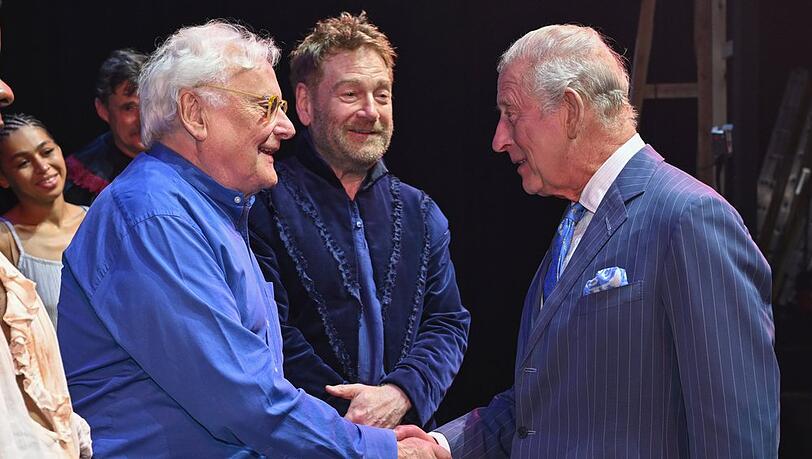 König Charles III im Gespräch mit Regisseur Richard Eyre (l.) und Schauspieler Kenneth Branagh. König Charles III im Gespräch mit Regisseur Richard Eyre (l.) und Schauspieler Kenneth Branagh.