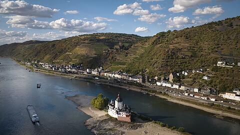 Das Niedrigwasser am Rhein belastet die deutsche Wirtschaft.