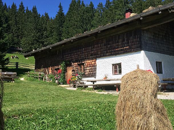 Die Bäckeralm bei Inzell. Die Alm und der ehemalige Stallstadel sind bis heute weitgehend originalgetreu erhalten. Die Bäckeralm bei Inzell. Die Alm und der ehemalige Stallstadel sind bis heute weitgehend originalgetreu erhalten.