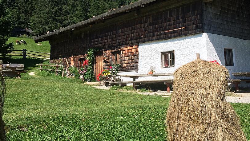 Die Bäckeralm bei Inzell. Die Alm und der ehemalige Stallstadel sind bis heute weitgehend originalgetreu erhalten. Die Bäckeralm bei Inzell. Die Alm und der ehemalige Stallstadel sind bis heute weitgehend originalgetreu erhalten.