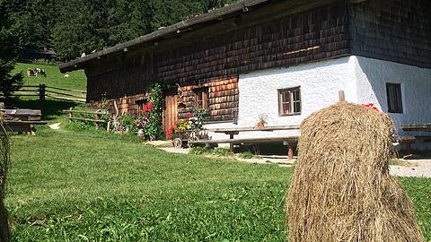 Die B&auml;ckeralm bei Inzell. Die Alm und der ehemalige Stallstadel sind bis heute weitgehend originalgetreu erhalten.