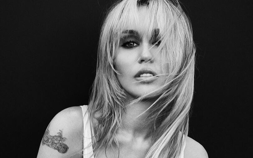 Miley Cyrus nennt sich selbst nur noch "Miley" und ihr neues Album "Bass Persuades". Miley Cyrus nennt sich selbst nur noch "Miley" und ihr neues Album "Bass Persuades".