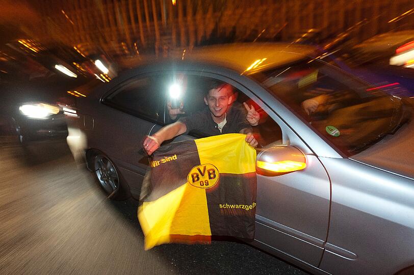 Spielerfrauen stürmen den Rasen, Klopp knutscht alle: Die Dortmunder lassen's krachen. Die Bilder von der BVB-Party