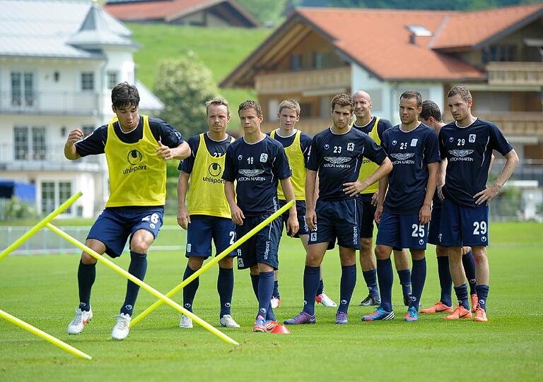Sprinten, flanken, schießen: So hart arbeiten die Löwen im Trainingslager.