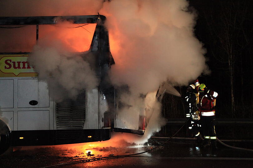 Ein Reisebus aus den Niederlanden steht auf der A8 in Richtung München in Flammen. Die Bilder vom Feuerwehreinsatz.