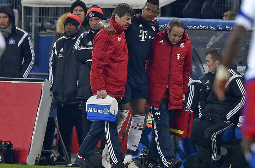 Jerome Boateng: der Bayern-Verteidiger humpelt im Spiel beim Hamburger SV angeschlagen vom Feld. Verdacht auf Muskelfaserriss.