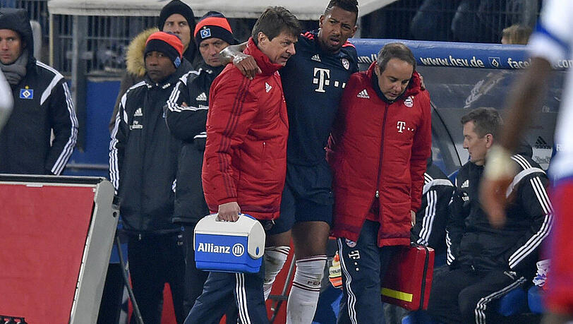 Jerome Boateng: der Bayern-Verteidiger humpelt im Spiel beim Hamburger SV angeschlagen vom Feld. Verdacht auf Muskelfaserriss. Jerome Boateng: der Bayern-Verteidiger humpelt im Spiel beim Hamburger SV angeschlagen vom Feld. Verdacht auf Muskelfaserriss.