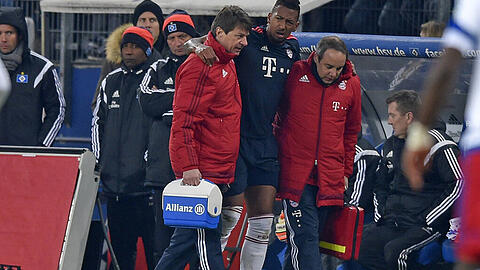 Jerome Boateng: der Bayern-Verteidiger humpelt im Spiel beim Hamburger SV angeschlagen vom Feld. Verdacht auf Muskelfaserriss.