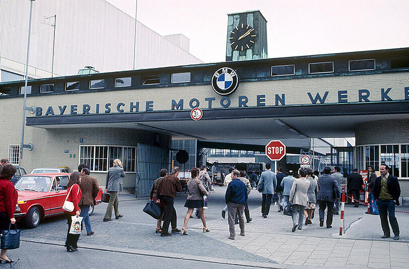 Mitarbeiter auf dem Weg "in die BMW": aufgenommen irgendwann zwischen 1965 und 1970.