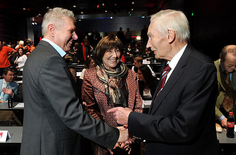 Handschlag mit seinem politischen Erben: Kronawitter (r.) und Dieter Reiter, der seit dem 1. Mai 2014 Oberbürgermeister der Landeshauptstadt ist.